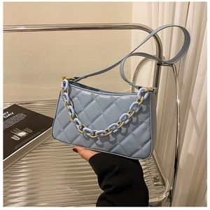 Détail du sac à bandoulière matelassé bleu clair avec chaîne et lanière en cuir