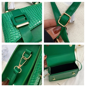 Detailansichten der limettengrünen Krokoprägung und goldenen Metallbeschläge der Handtasche