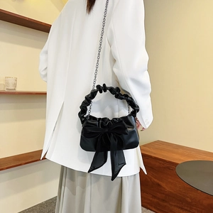 Sac bandoulière plissé noir tendance avec grand nœud en résille et chaîne en métal chic