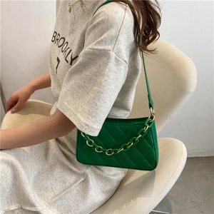 Sac à bandoulière matelassé vert chic avec chaîne dorée et style rétro minimaliste