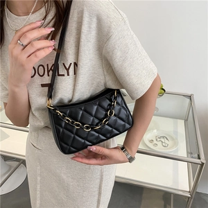 Sac baguette matelassé noir avec chaîne dorée décorative et bandoulière en cuir chic