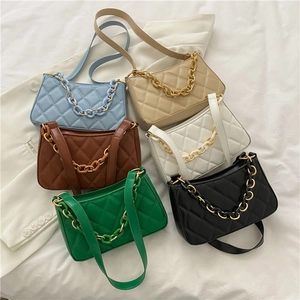 Collection de sacs bandoulière matelassés en six coloris avec chaîne et texture chic