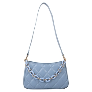 Sac sous les aisselles matelassé bleu avec chaîne en acrylique et design minimaliste