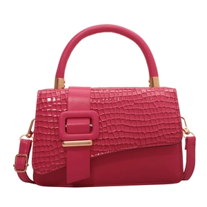 Modische Handtasche in Pink mit Krokodilprägung, Tragegriff und goldenem Verschluss
