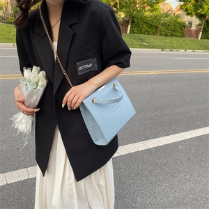 Sac fourre-tout bleu clair à motif croco avec chaîne dorée et style urbain chic