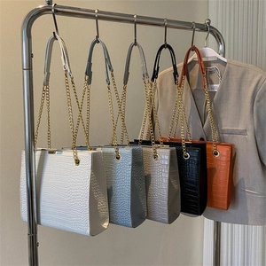 Sac à bandoulière rétro chic texture crocodile pour femme disponible en cinq couleurs