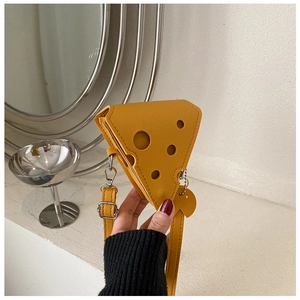 Vue latérale détaillée montrant la forme de fromage épaisse et le cuir jaune du sac
