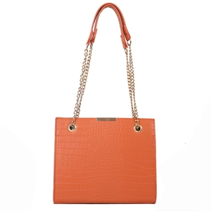 Sac cabas orange effet croco avec bandoulière chaîne dorée sur fond blanc