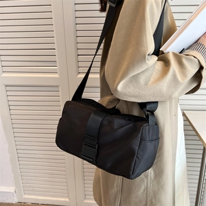 Grande borsa a cilindro in nylon nero con tracolla larga per il pendolarismo quotidiano