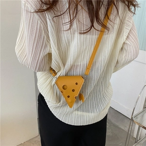 Sac à bandoulière créatif en forme de fromage jaune avec texture réaliste de trous