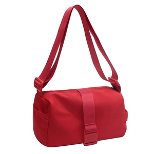 Borsa tote rossa in nylon con tracolla regolabile e chiusura a fibbia in stile sportivo