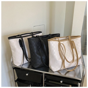 Detailed comparison of large capacity tote bags in black, beige and brown color variants
