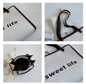Dettagli della borsa tote bianca con scritta sweet life e bordi in similpelle marrone
