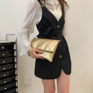Minimalistische champagner-goldene Umschlagtasche mit Metallic-Finish von Model gehalten