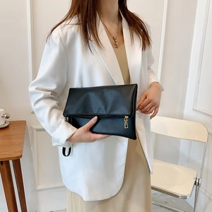 Minimalistische schwarze Umschlag-Clutch aus mattem Kunstleder mit Handschlaufe und Reißverschluss