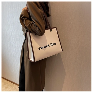 Dettaglio della grande borsa tote con stampa sweet life e occhielli in metallo