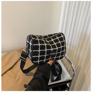 Dettaglio della borsa a tracolla in tweed a scacchi con logo Fashion e tracolla larga