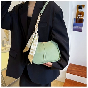Détail du sac à bandoulière en cuir PU vert clair avec foulard en soie imprimé sur l'anse