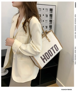 Détail du grand sac cabas en toile avec bordure en cuir marron et logo HOOTO