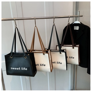 Grandi borse tote in ecopelle disponibili in vari colori con stampa di testo decorativo
