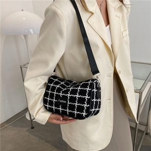 Borsa a tracolla minimalista in tweed a scacchi bianco e nero con tracolla larga