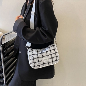Borsa a tracolla minimalista a scacchi bianchi e neri con tracolla bianca larga