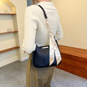 Sac seau minimaliste noir en cuir mat avec détail foulard floral et garnitures dorées