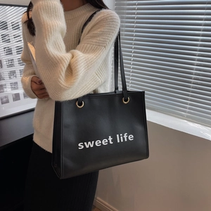 Borsa tote in pelle nera con stampa Sweet Life e dettagli ad anello dorati alla moda