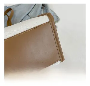 Détail des coutures de haute qualité sur les coins du sac cabas en toile et cuir