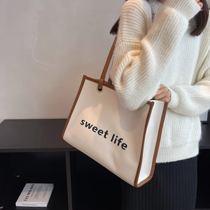 Borsa tote in pelle color crema con scritta sweet life e bordo marrone da donna