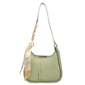 Sac seau minimaliste en cuir PU vert clair avec chaîne dorée et foulard floral chic