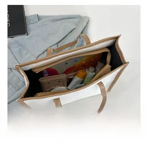 Vue détaillée de l'intérieur spacieux du sac cabas avec poche zippée et cosmétiques