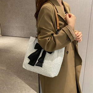 Sac fourre-tout plissé blanc avec grand nœud noir et bandoulière en cuir pour femme