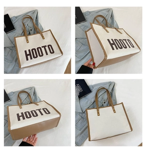 Vue détaillée d'un grand sac cabas en toile avec garniture en cuir brun et texte HOOTO