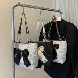 Sac cabas minimaliste avec nœud, texture plissée et bandoulière chaîne pour femme