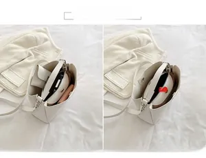 Vue détaillée du sac cabas blanc à texture crocodile avec compartiment intérieur organisé