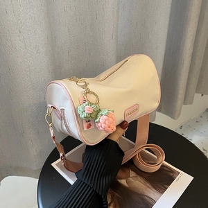Damen Mode Rautensteppung Umhängetasche PU Leder Lässig Crossbody Tasche Mit Süßem Erdbeere Anhänger Kleine Quadratische Tasche