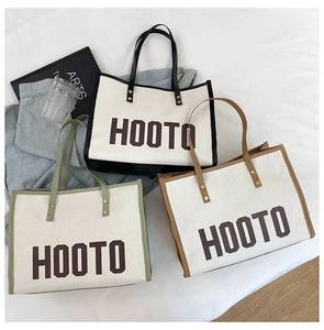 Trois sacs cabas en toile de couleurs variées avec imprimé HOOTO et poignées en similicuir