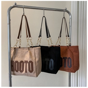 Three oversized tote bags in beige, black, and brown with HOOTO letter logo and chain straps