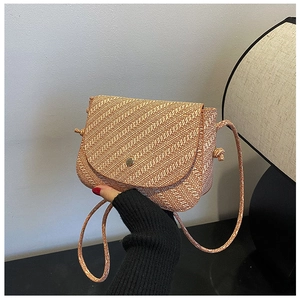 Detailansicht der handgewebten Umhängetasche mit beigem Twill-Muster und Goldverschluss