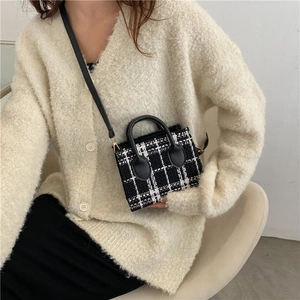 Sac à bandoulière classique en tweed à carreaux noir et blanc avec poignée en cuir