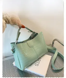 Détail du cabas vert menthe avec motif crocodile et bandoulière réglable pratique