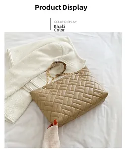 Dettaglio ravvicinato della borsa trapuntata kaki con elegante catena in metallo dorato