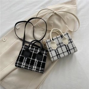 Sac à main carré minimaliste en tweed à carreaux avec poignées en cuir, styles noir et blanc
