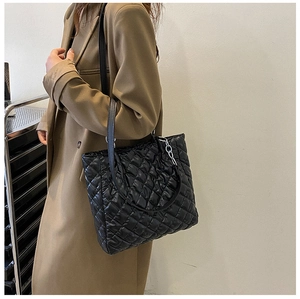Detail der schwarzen gesteppten Shopper Tasche mit Silberkette und Rautenmuster