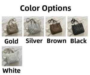 Detailgitter mit gesteppten Tragetaschen in Gold, Silber, Braun, Schwarz und Weiß
