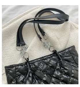Detail einer schwarzen Stepptasche mit silberner Metallkette und Rautenmuster-Finish