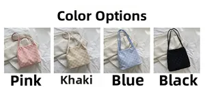 Détail de sacs fourre-tout tricotés montrant la texture en rose, kaki, bleu et noir