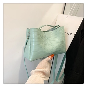 Détail d'un sac cabas vert menthe motif crocodile avec fermoir aimanté et poignée