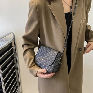 Schicke monochrome Umhängetasche aus Jacquard-Gewebe mit elegantem, gewölbtem Deckel